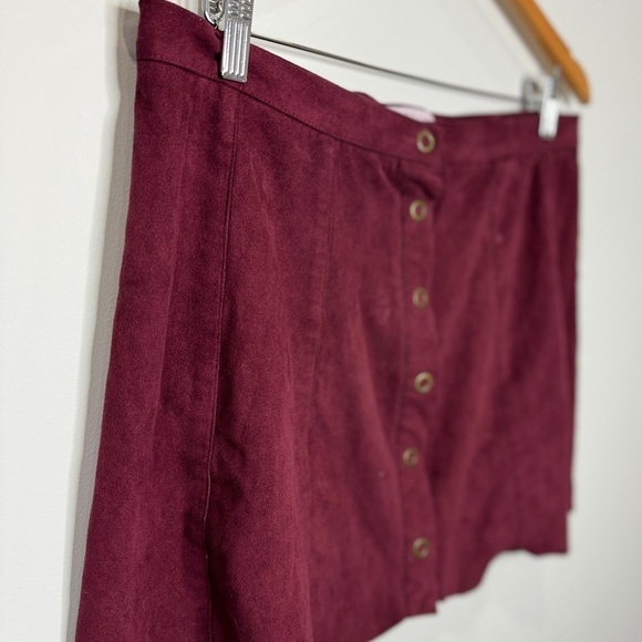 Kendall + Kylie Suede Burgundy Scalloped Edge Front Button Mini Skirt (L) - Picture 3 of 7